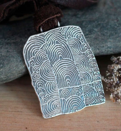 Collier Cairn de Gavrinis montrant les motifs néolithique de l’une des pierre du couloir du dolmen