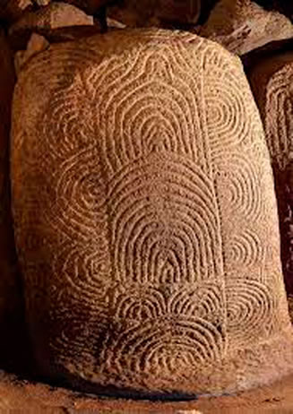 Une des pierres du couloir du Cairn de Gavrinis