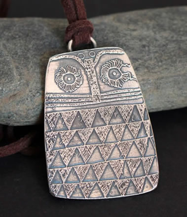 Collier hibou néolithique qui reprend une représentation de l’oiseau de l’âge du cuivre