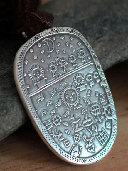 Collier Tambour chamanique qui reprend les motifs d’un instrument traditionnel Sami