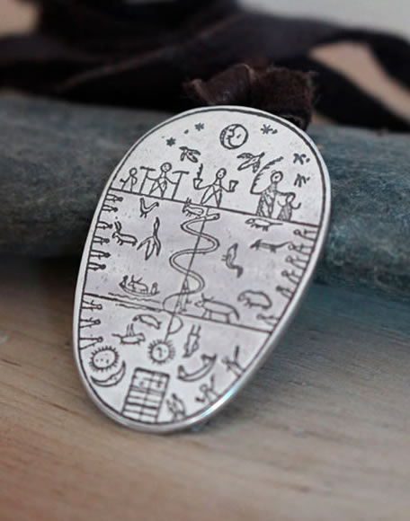 Collier realisé a partir d’un tambour sami