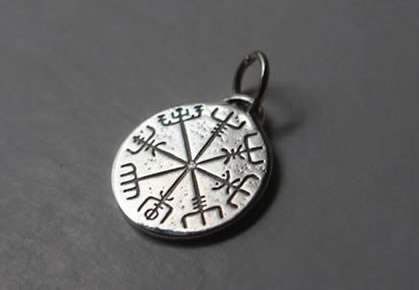 collier rune d’islande avec le galdrastafir de Vegvisir