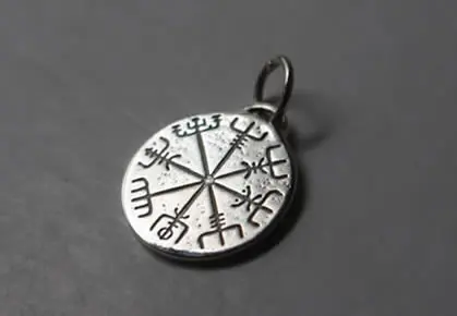 Collier rune d’islande avec le galdrastafir de Vegvísir