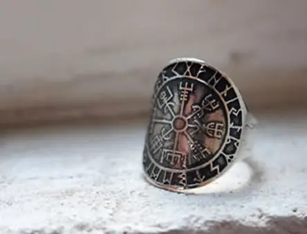 Bague avec le galdrastafir de Vegvísir