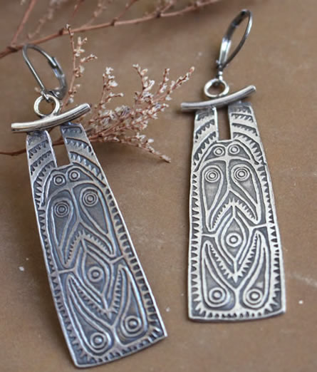 boucles d’oreilles reproduction archélogique d’un bouclier Elema de Papouasie