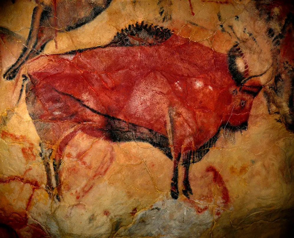 Peinture rupestre préhistorique représentant une scène de chasse.