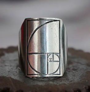 Bague gravée de la spirale de Fibonacci