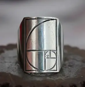 Bague gravée de la spirale de Fibonacci