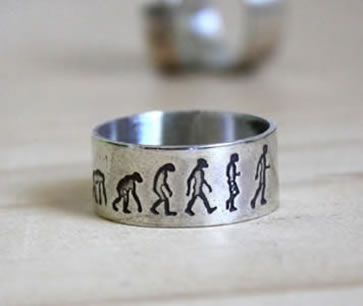 Bague Darwin qui montre l’évolution de l’homme