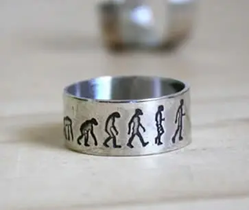 Bague Darwin qui montre l’évolution de l’homme