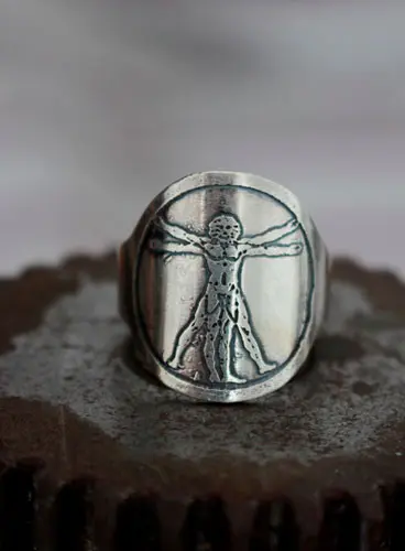 Bague avec l’homme de Vitruve