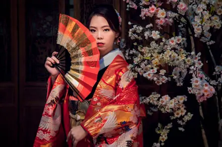 Geisha japonaise avec son éventail