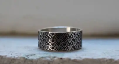 Bague japonaise Seigaiha représentant la mer calme