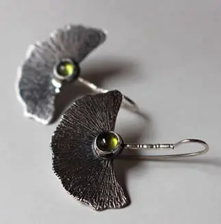 Boucles d’oreilles japonaises de feuilles de Ginkgo en argent.