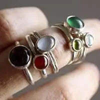 Bague en argent avec une pierre de naissance