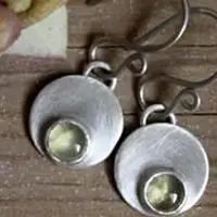Boucles d’oreilles en argent rondes avec pierre de naissance