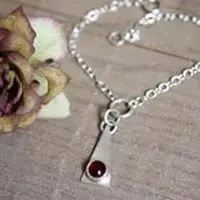 Bracelet en argent triangle avec pierre de naissance