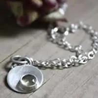 Bracelet en argent disque avec pierre de naissance personnalisée