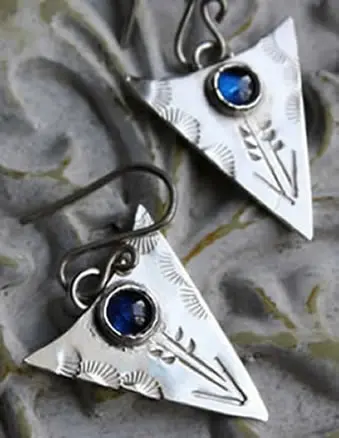 Boucles d’oreilles avec un saphir, pierre de naissance du mois de septembre