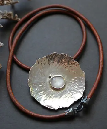 Collier Nénuphar sous la lune, avec une pierre de lune pour les naissances du mois d’avril
