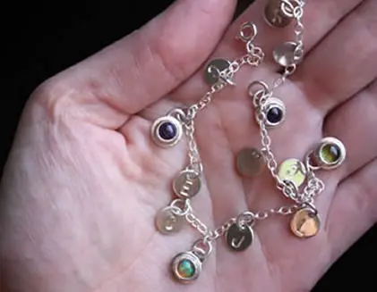 Bracelet personnalisé avec pierres de naissance