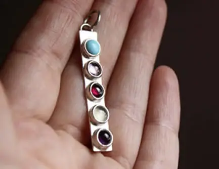 Pendentif personnalisé avec pierres de naissance