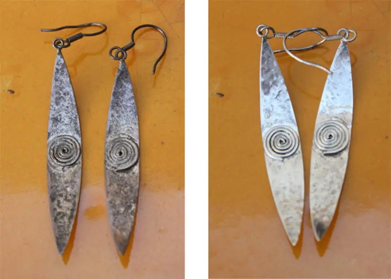 Boucles d’oreilles en argent, avant et après le nettoyage de l’oxydation naturelle, dévoilant un éclat retrouvé et une brillance éblouissante.