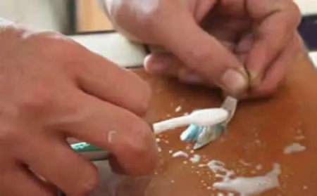 Frotter votre bijou en argent avec une brosse à dents souple