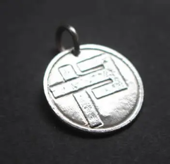 Commande personnalisée d’un pendentif du treizième album du groupe indochine