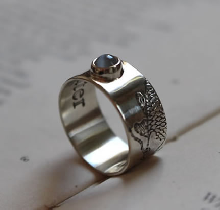 Bague gravée de carpe japonaise et d’une pierre de lune