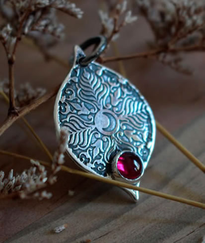 Commande personnalisée d’un pendentif végétal avec un rubis