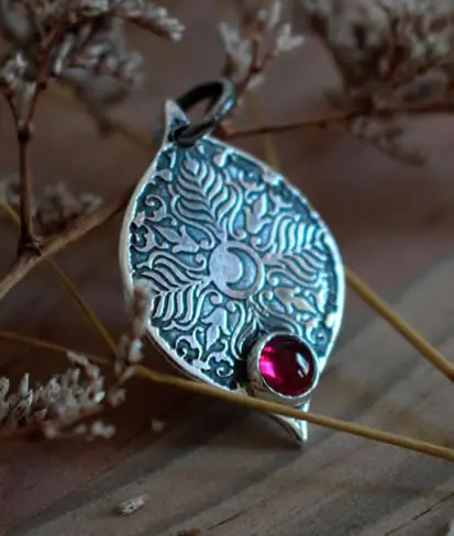 Commande personnalisée d’un pendentif végétal avec un rubis