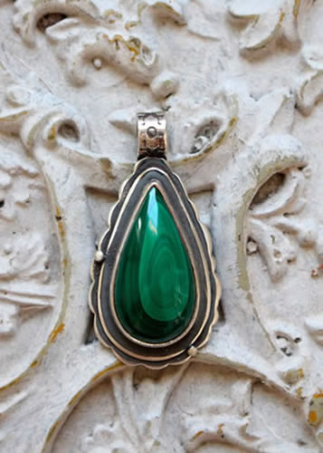 Commande personnalisée d’un pendentif avec une malachite