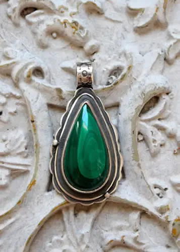 Commande personnalisée d’un pendentif avec une malachite