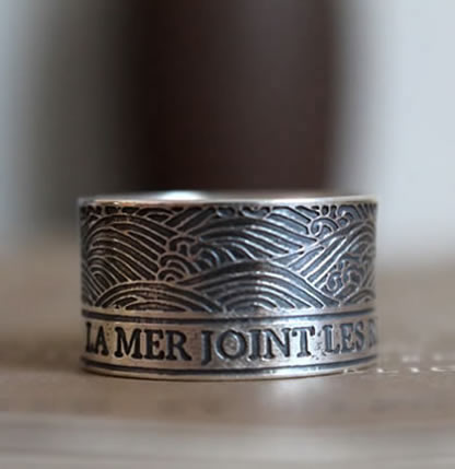 Commande personnalisée d’une bague gravée d’une citation avec la mer déchainée