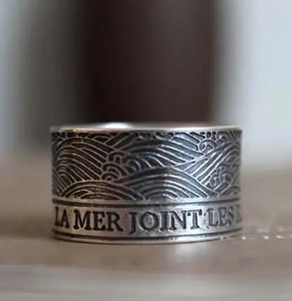 Commande personnalisée d’une bague gravée d’une citation avec la mer déchainée