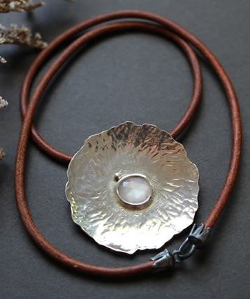 Collier Nénuphar sous la lune, avec une pierre de lune pour les naissances du mois d’avril