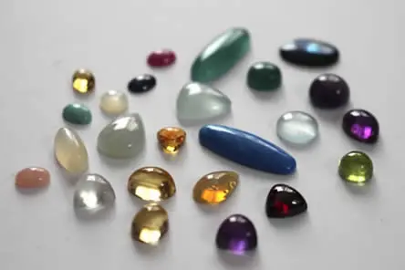Selection de cabochons de formes différentes pour la création d’un bijou qui vous ressemble avec vos pierres de naissance