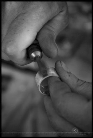 Ponçage d’une bague en argent