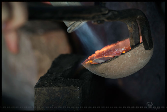 L’argent liquide est vidé dans un moule