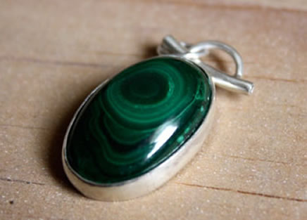 Malachite - origines, propriétés et vertus - Perles & Co