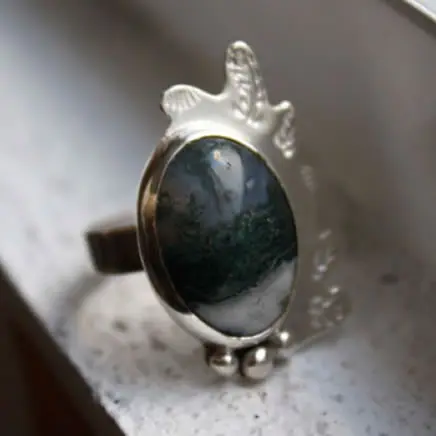 Agate mousse naturelle, histoire et vertus de la pierre