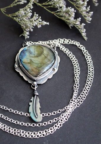 Histoire et vertus de la labradorite