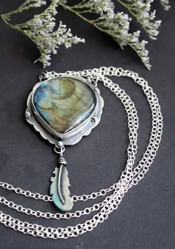 Histoire et vertus de la labradorite