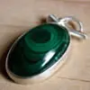 Les caractéristiques et propriétés physiques de la malachite