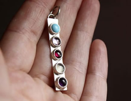 pendentif personnalisé avec pierres de naissance