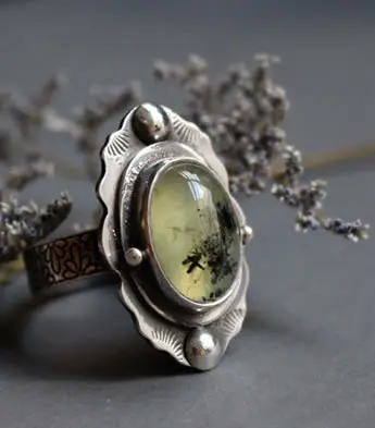 Bague artisanale Poème de Mousse sertie d’une prehnite verte