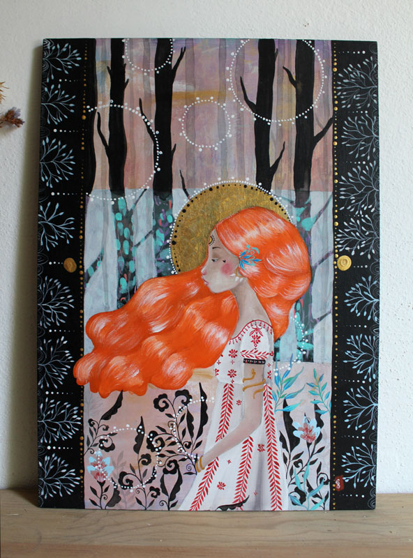 peinture femme cheveux roux cheveux dans le vent, forêt mystérieuse arbres noirs détails fins fleurs plantes